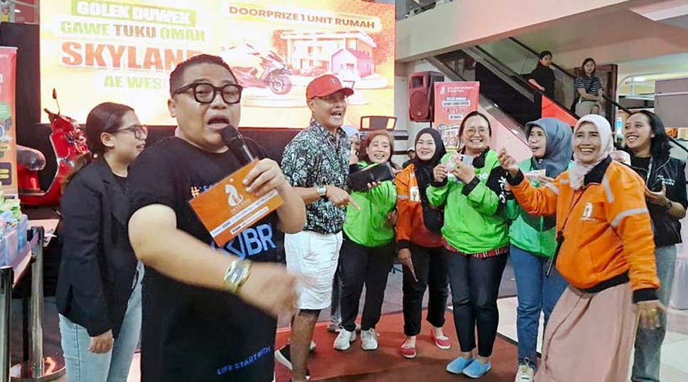 UNDANG RATUSAN OJOL: Direktur Utama PT Griya Mapan Alami Bambang Agustiono (tiga dari kiri) membagikan hadiah kepada driver ojol yang mengikuti games dalam acara gathering di Malang City Point (MCP),