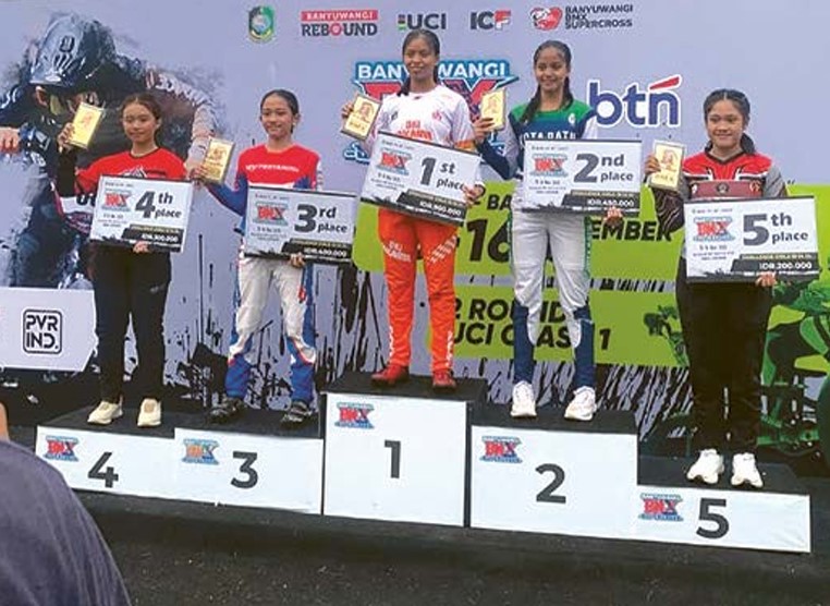 ON FIRE: Syafira El Zahra (dua dari kanan) meraih medali perak kategori Challenger girl 13 14 dalam ajang BMX Supercross C1 Banyuwangi