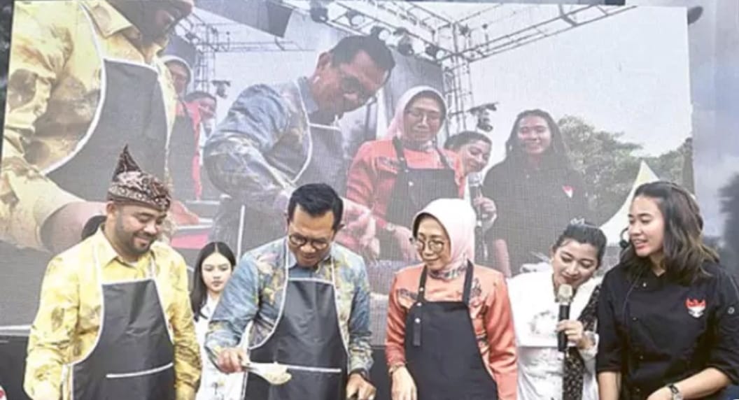 MEMASAK: Wali Kota Batu dan Wakil Wali Kota Batu menjajal masak dalam event Batu Street Food Festival Ke-8 2025.