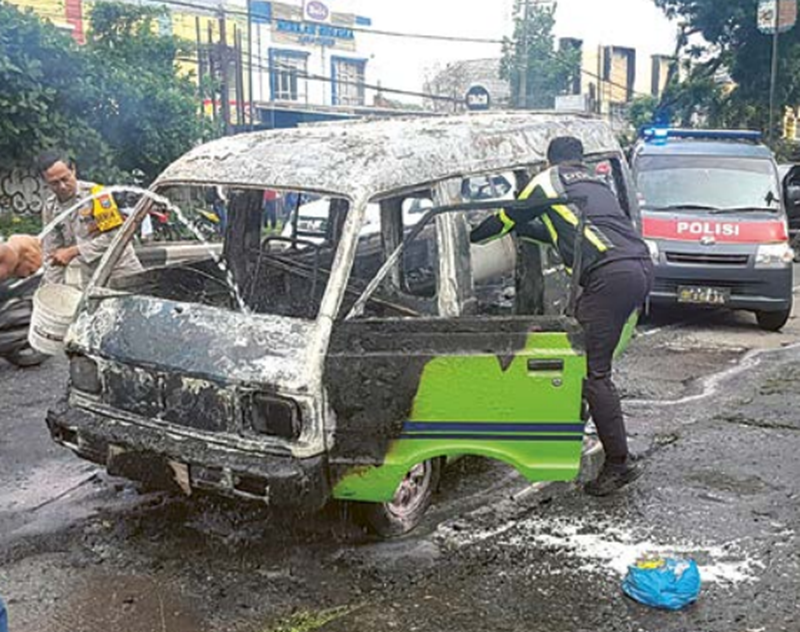 DIDUGA KEBOCORAN BENSIN: Angkudes Lawang-Arjosari terbakar di Jalan Dr Wahidin, Kelurahan Kalirejo, Lawang, kemarin.