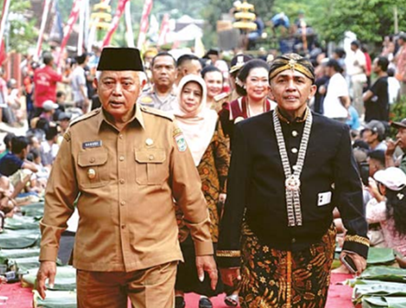 KREATIF: Hendik Arso Hadi Winulyo SH (kanan) mendampingi Bupati Malang H.M Sanusi dalam salah satu acara.