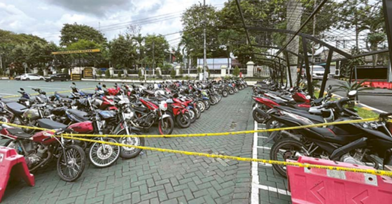BELUM BISA DIAMBIL: Ratusan motor yang diamankan dalam balap liar di depan Stadion Kanjuruhan diparkir rapi di halaman Mapolres Malang. Total ada 236 sepeda motor dan satu mobil sebagai barang bukti.