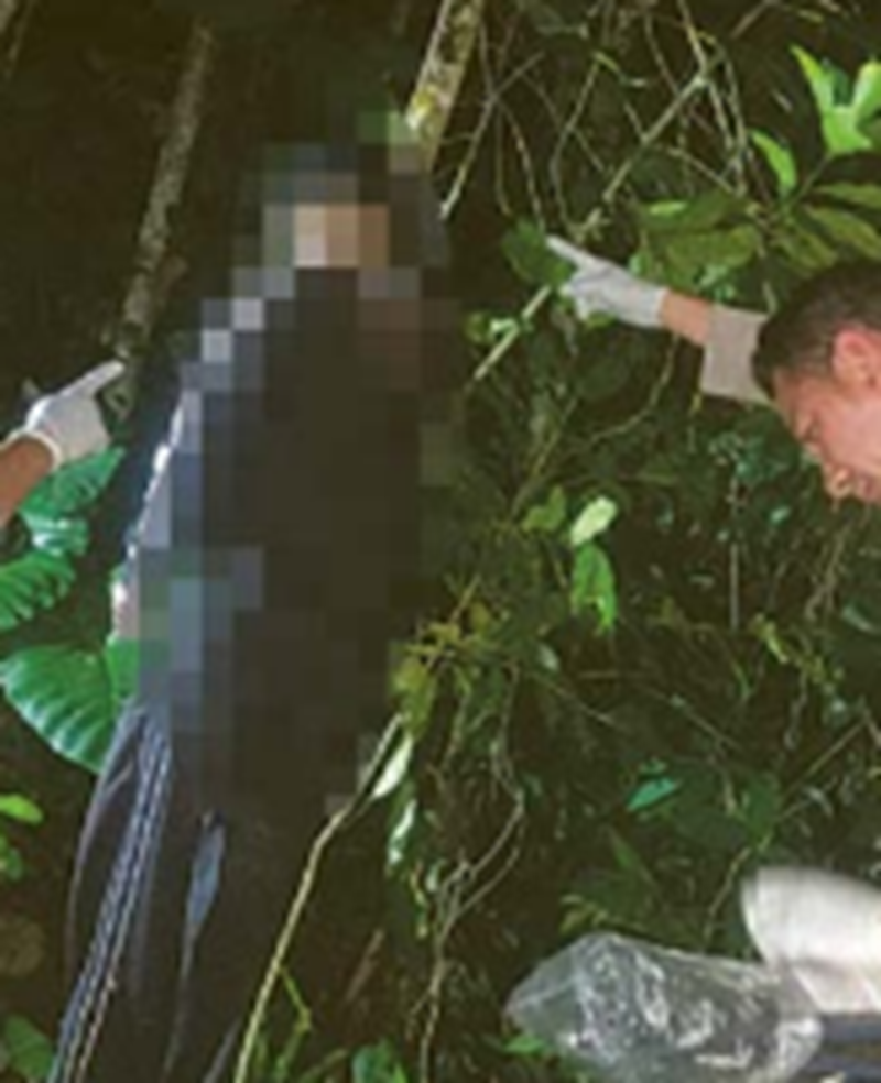 DIDUGA FRUSTASI: Polsek Jabung melakukan olah TKP terhadap jenazah Poniman yang ditemukan gantung diri di kebun warga.