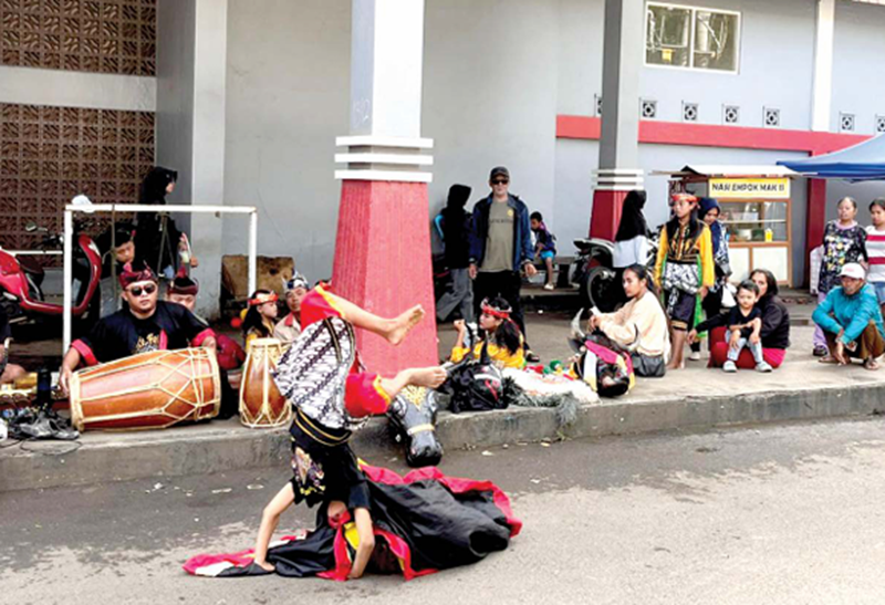 ANTUSIAS: Pengunjung menikmati atraksi budaya di CFD MBatu Sae.