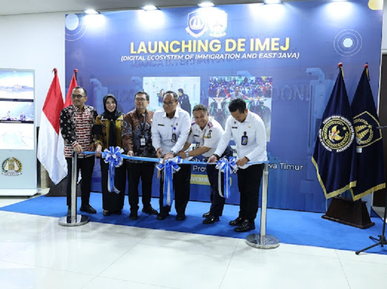 Peresmian inovasi DE IMEJ di Terminal 2 Bandara Internasional Juanda ditandai dengan prosesi pemotongan pita oleh jajaran pimpinan dan perwakilan instansi.