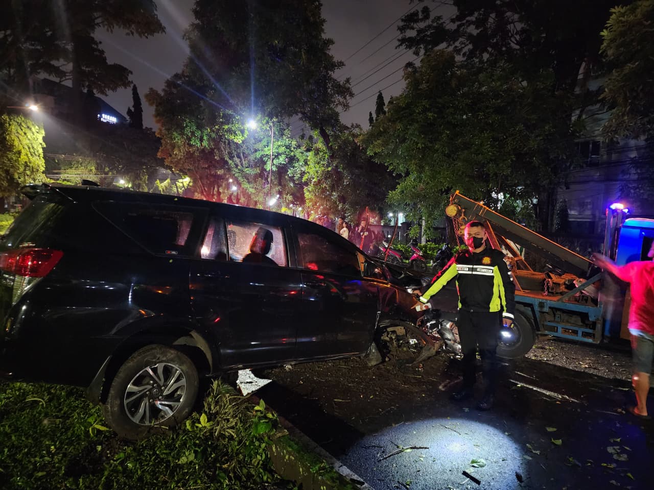 Kondisi Toyota Innova bernopol N 1035 ABG yang mengalami kecelakaan di Jalan Veteran pada Senin dini hari (24/11). (Satlantas Polresta Malang Kota for Radar Malang)