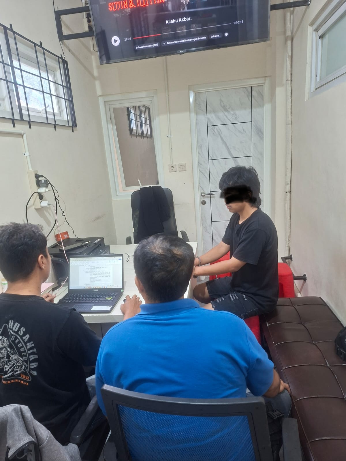 Polisi memeriksa BDK (kanan) yang ditangkap karena mengedarkan narkoba pada Sabtu (22/11). (Polresta Malang Kota for Radar Malang)
