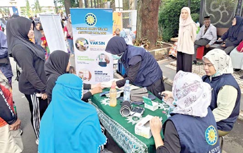 SADAR KESEHATAN: RSI Aisyiyah Malang memberikan cek kesehatan gratis kepada pengunjung CFD.