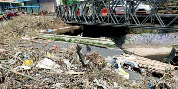 KONSTRUKSI BARU: Sampah bambu kerap tersangkut di fondasi Jembatan Sonokembang kemarin (23/11). Landasan jembatan akan ditinggikan untuk menghindari risiko ambrol akibat sampah.