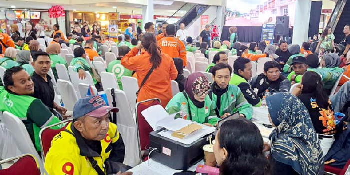 ANTUSIASME: Driver Ojol berkonsultasi mengenai mekanisme untuk mendapatkan rumah subsidi kepada pegawai PT Griya Mapan Alami (GMA) kemarin.