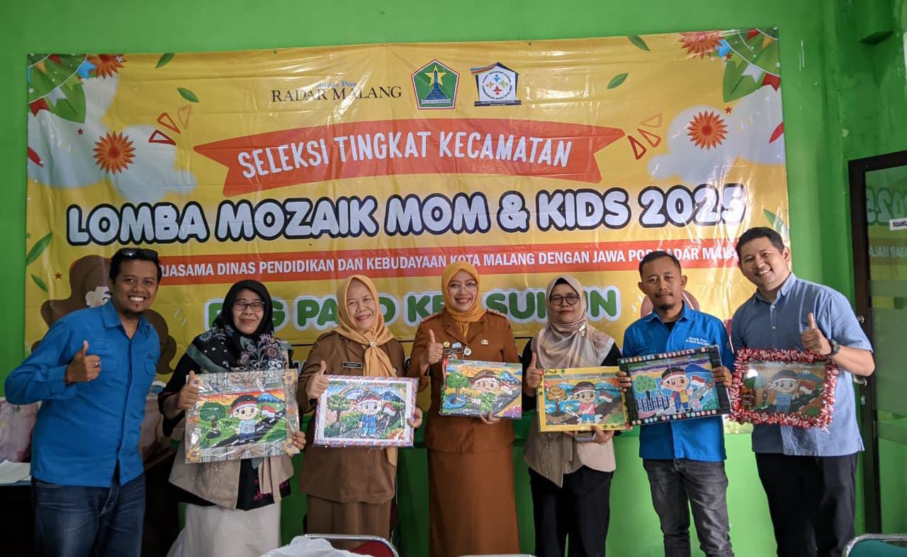 FULL SENYUM: Camat Sukun Dr Dian Kuntari SSTP MSi (tengah) meninjau secara langsung penjurian di PKG Sukun didampingi Ketua PKG Sukun Lilis Wati SPd bersama para dewan juri.