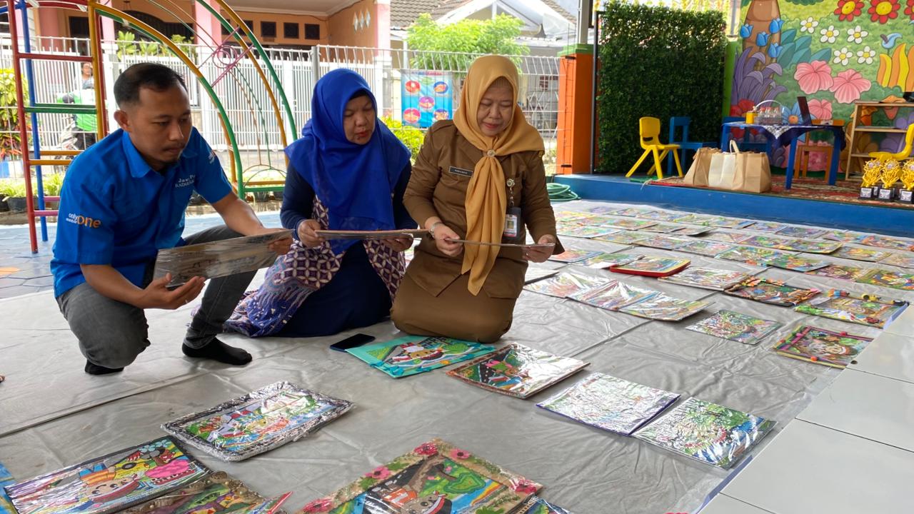 FOKUS: Ketua PKG Kedung&shy;kandang Rini Wardiana SPd (tengah) mendampingi para dewan juri Lomba Mozaik Mom&Kids di TK Dirgantara, Senin (24/11).