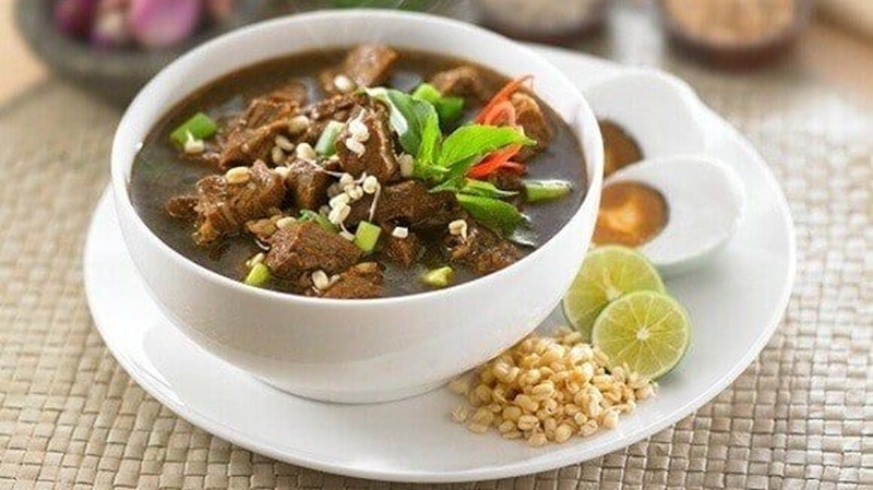 LEKOH: Rawon gurih dengan kuah hitamnya yang pekat.