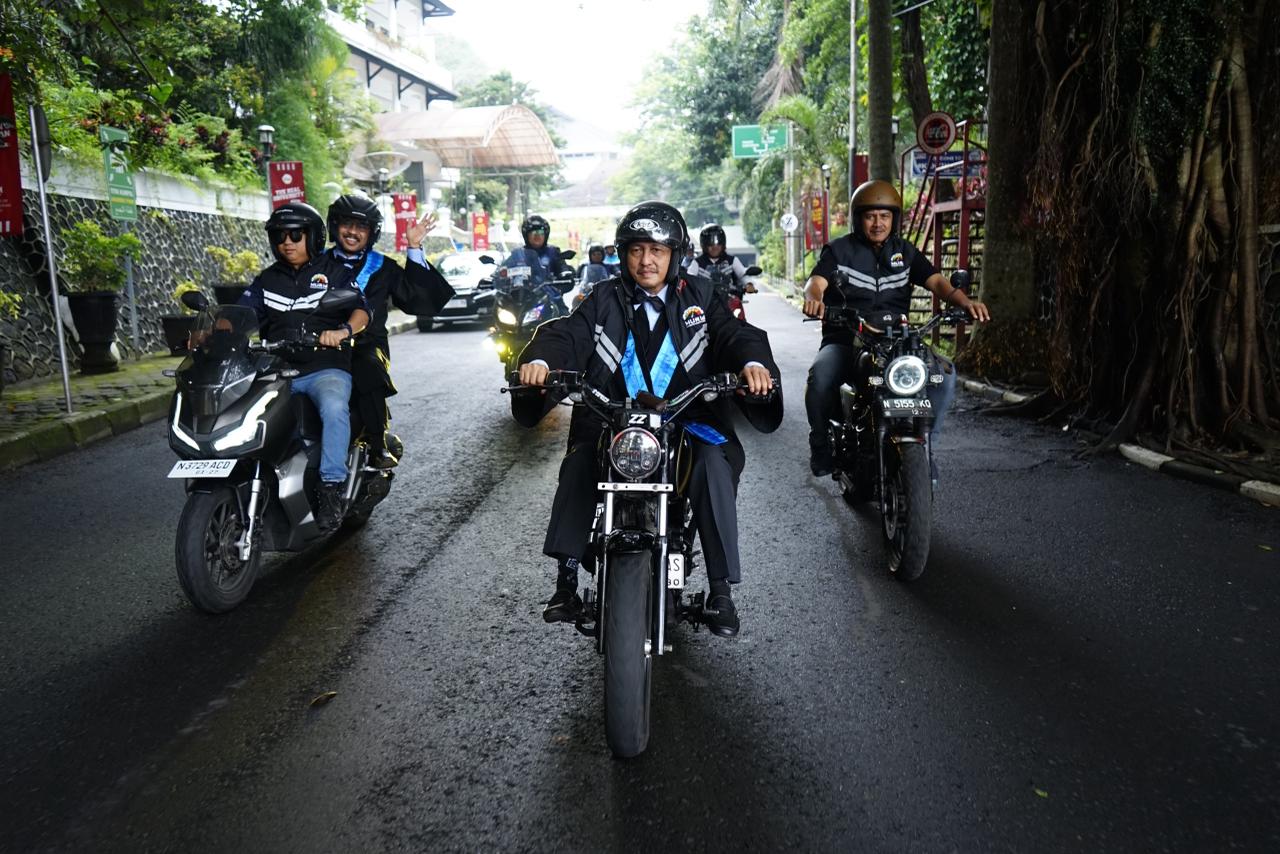 CARA BERBEDA: Tiga guru besar FKIP UMM diarak keliling kampus sebelum dikukuhkan pada 22 November lalu. (Humas UMM for Radar Malang)
