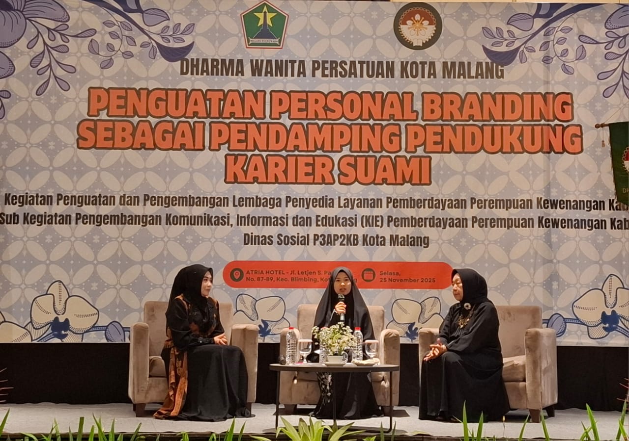 GAYENG: Penasihat DWP Kota Malang Saila El Azkiya Ali Muthohirin (tengah) dalam saat membuka acara Capacity Building Personal Branding di Hotel Atria, Selasa (25/11). (Dokumen DWP Kota Malang)