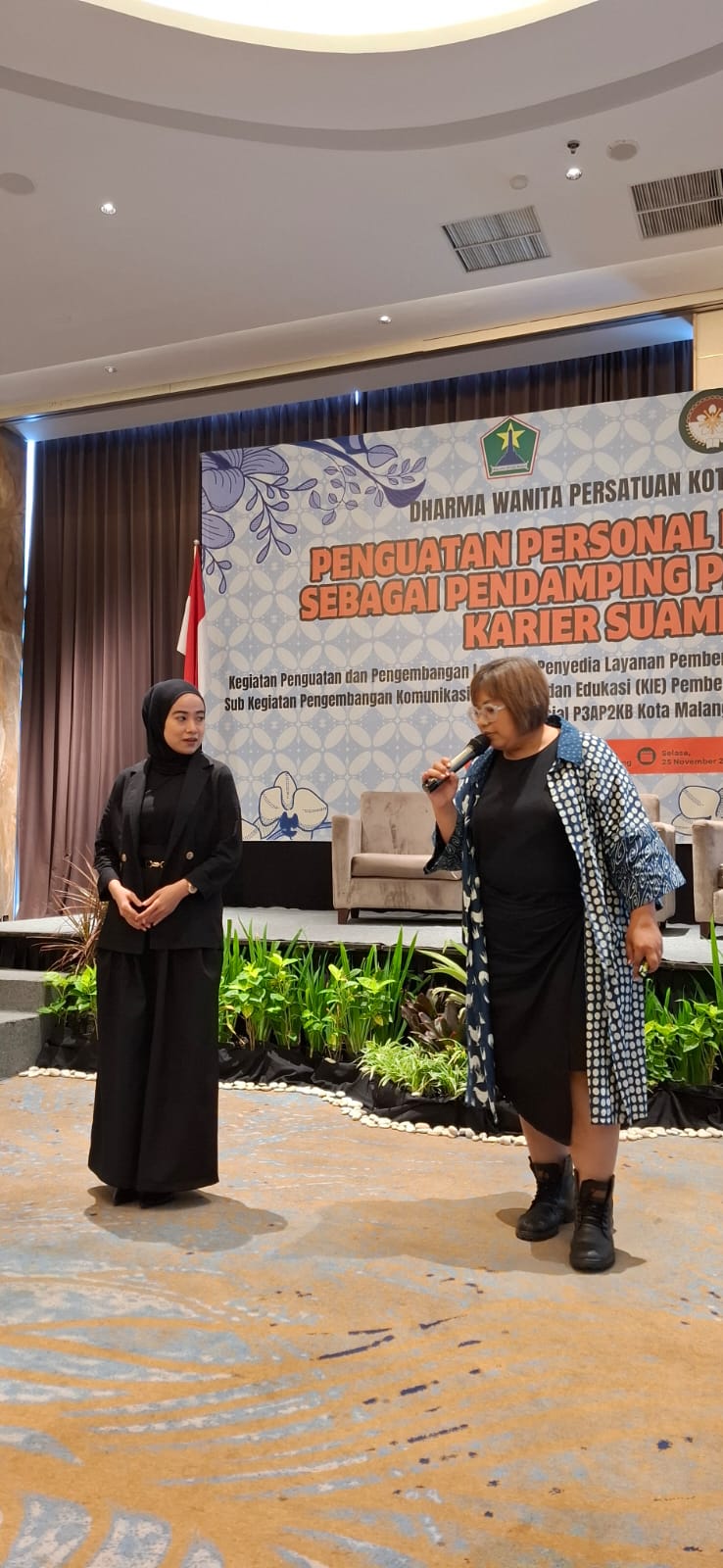 BERI CONTOH: Narasumber praktisi komunikasi Ratna Wina saat memberi paparan seputar postur tubuh yang ideal saat berdiri. (Dokumen DWP Kota Malang)