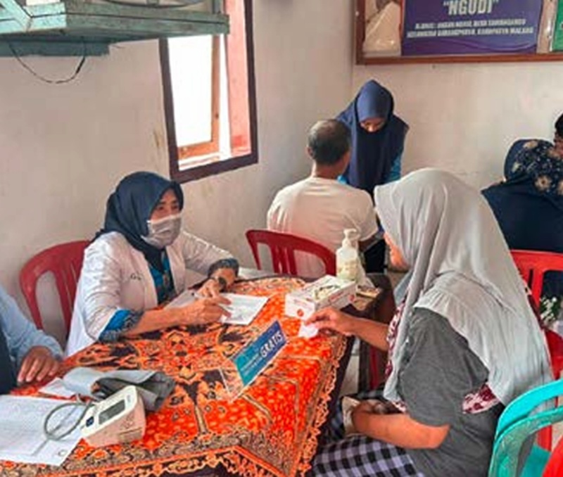 JAGA KOMITMEN: Tim kesehatan RS Prasetya Husada melakukan layanan pemeriksaan kepada masyarakat di Desa Ngudi, Tawang Argo, Kecamatan Karangploso.