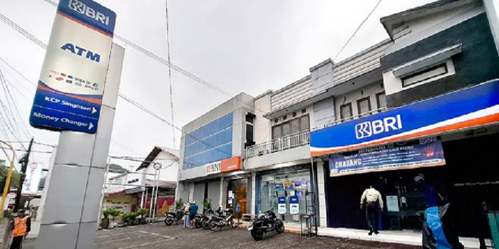 TAK BERBEKAS: Fasad bangunan perbankan di simpang tiga Mondoroko, Singosari, yang merupakan bekas gedung Bioskop Garuda.