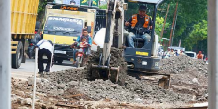 BERALIH FOKUS: Pembangunan drainase di Jalan Ki Ageng Gribig masih terus berjalan. Tahun depan, pemkot bakal memperbaiki drainase di kawasan permukiman.