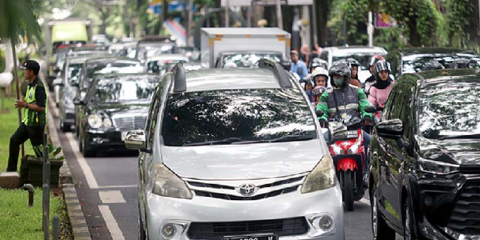 BUTUH SOLUSI: Jalan Bandung, Kecamatan Klojen jadi salah satu titik langganan macet pada jam berangkat dan pulang sekolah.