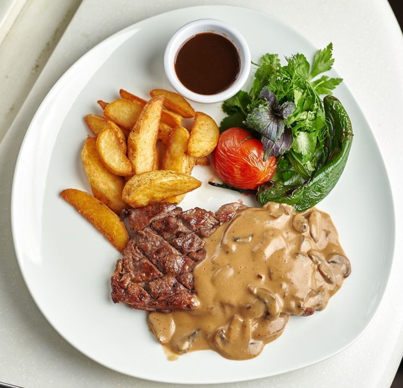 JUICY: Seporsi steak dengan tekstur daging lembut taburan saus dan sayuran pelengkap