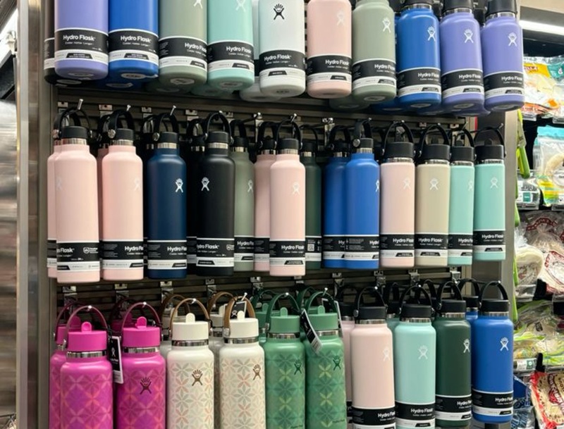Ilustrasi botol tumbler dengan berbagai warna yang menarik
