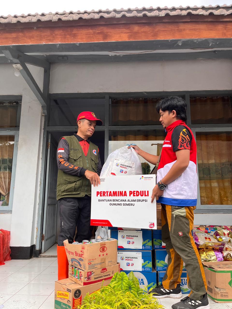 Pertamina Peduli menyalurkan santunan kepada keluarga terdampak erupsi Semeru. (Dokumen Pertamina)