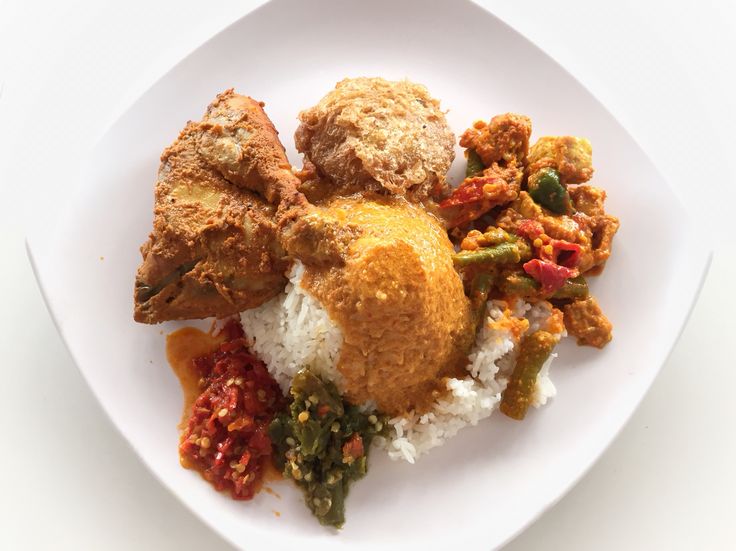 PUAS: Nasi Padang dengan rasa otentik yang bikin ketagihan.