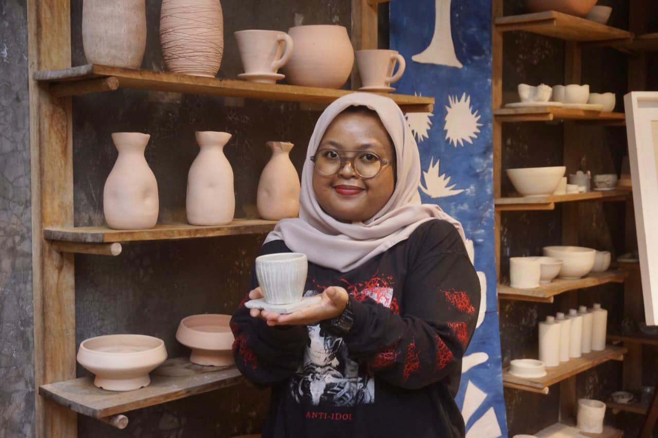 BUKA RUANG KREATIF: Raisa Matahati menunjukkan salah satu karyanya di Studio Matahati Ceramics pada Minggu lalu (23/11).