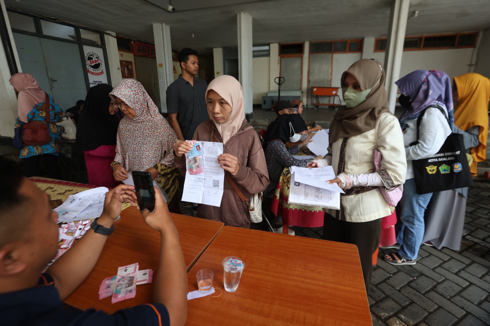 TAHAP PERTAMA: Warga dari Kelurahan Bakalankrajan, Kecamatan Sukun mendapat giliran pertama untuk mengambil BLTS di Kantor Pos Malang, kemarin.