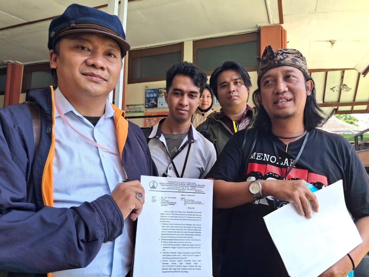 SIDANG PERDANA: Wiwid Tuhu Prasetyanto, kuasa hukum warga RW 12 Perumahan Griyashanta (kiri) menunjukkan berkas pengajuan gugatan, kemarin.