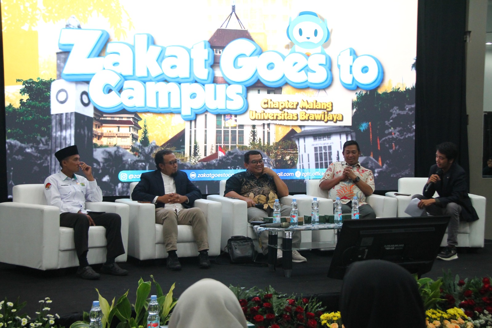 KUPAS TUNTAS: Dari kiri, Kepala Penyelenggara Zakat dan Wakaf Kemenag Kota Malang Zainal Anwar, Akademisi FEB UB Anas Budiharjo, Direktur Jawa Pos Radar Malang Tauhid Wijaya, Ketua Bidang Pengembangan