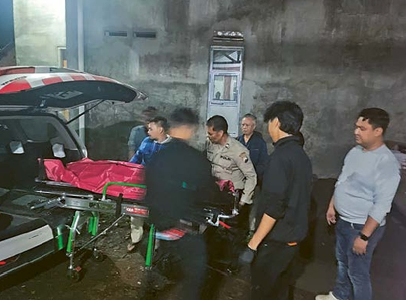 EVAKUASI: Aparat kepolisian membawa jenazah korban ke RSSA Malang kemarin (25/11)
