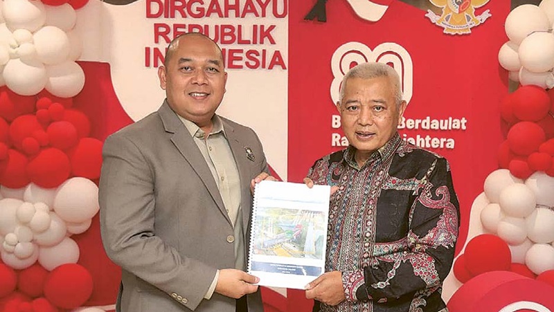 KOORDINASI: Bupati Malang H M. Sanusi (kanan) bersama pejabat Kementerian Koordinator Bidang Infrastruktur dan Pembangunan Kewilayahan (Kemenkominfra) RI di Jakarta beberapa waktu lalu.