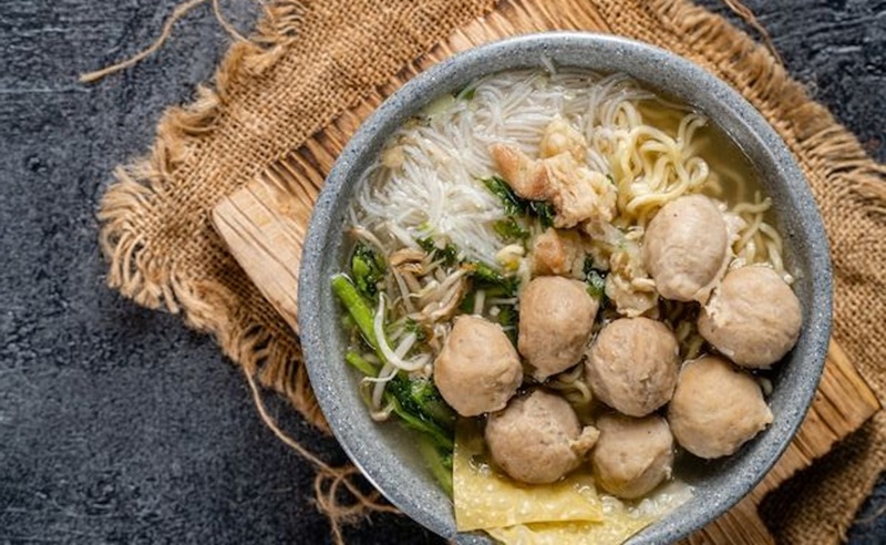 HANGAT: Semangkuk bakso kenyal dengan sayur, mi dan pangsit