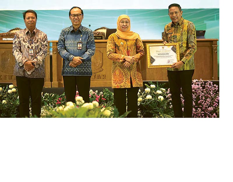 MEMBANGGAKAN: Wali Kota Malang Wahyu Hidayat (kanan) menjadi satu-satunya kepala daerah foto -foto Pemkot Malang for Radar Malang yang memborong tiga penghargaan dari Gubernur Jatim.