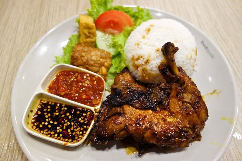 LEZAT: Ayam bakar menggugah selera dengan dua pilihan sambal