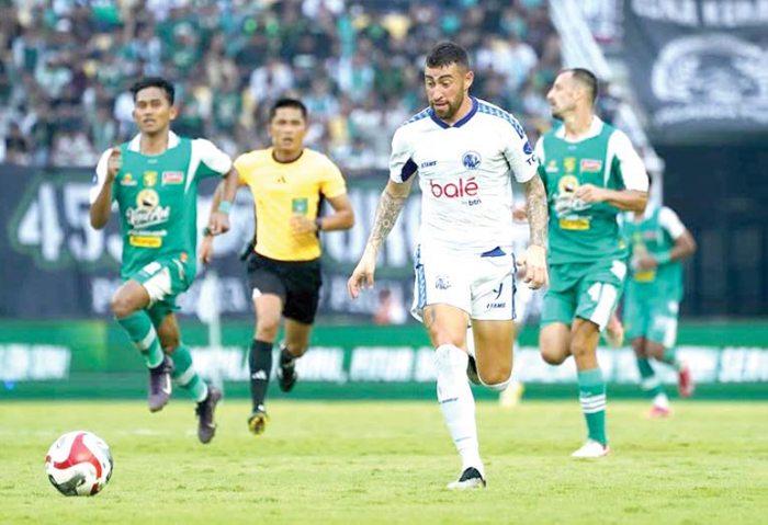 MAKSIMALKAN KUOTA ASING: Paulinho Moccelin berusaha mengejar bola dalam laga BRI Super League melawan Persebaya Surabaya, 22 November.