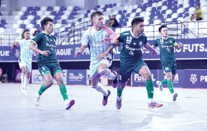 BISA BERSANTAI: Andres Josue Teran (kiri) berjibaku berebut bola dengan pemain Moncongbulo FC dalam laga PFL pekan ke-7.