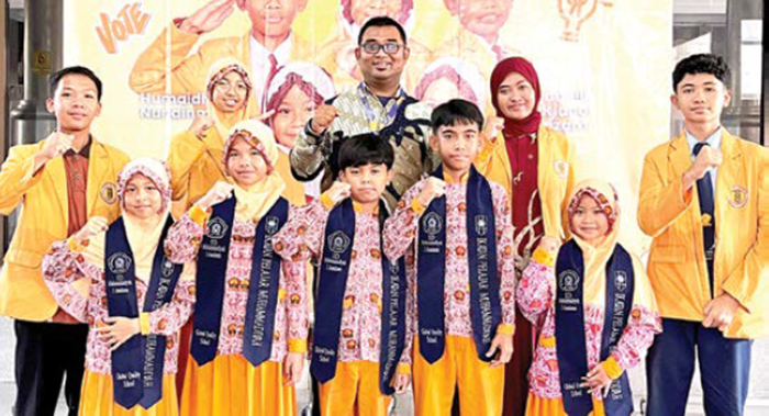 MELALUI PROSES DEMOKRASI: Kepala Sekolah SD Mumtas Syai