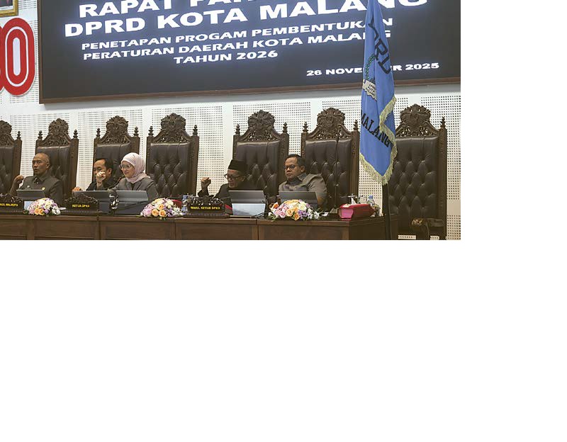 BAHAS BERSAMA: Ketua DPRD Kota Malang Amithya Ratnanggani Siraduhitta (tengah) memimpin Rapat Paripurna penetapan Propemperda 2026 di Gedung DPRD Kota Malang, kemarin.