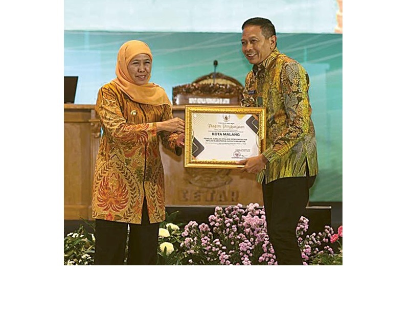 APRESIASI: Wali Kota Malang Wahyu Hidayat (kanan) menerima penghargaan dari Gubernur Jatim Khofifah Indar Parawansa dalam High Level Meeting di Surabaya, Selasa (25/11).