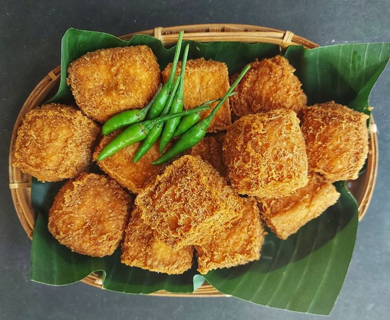 RENYAH: Tahu crispy cabai rawit dengan alas daun pisang.