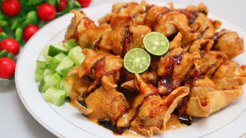SAUS KACANG PEKAT: Batagor renyah disiram bumbu kacang gurih pedas yang bikin ketagihan.