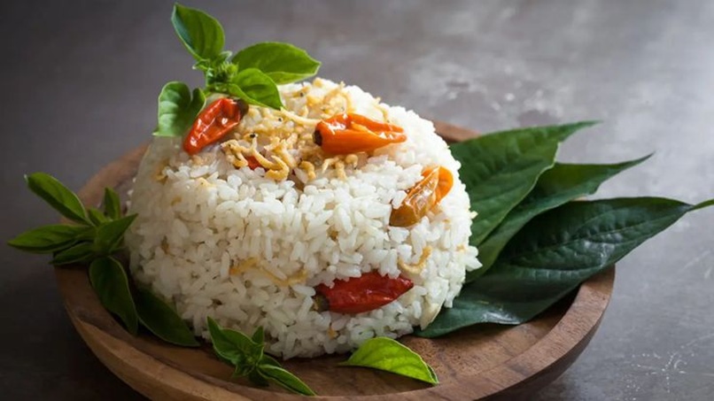 GURIH SANTAN: Nasi liwet lembut berpadu lauk areh yang kaya rasa.