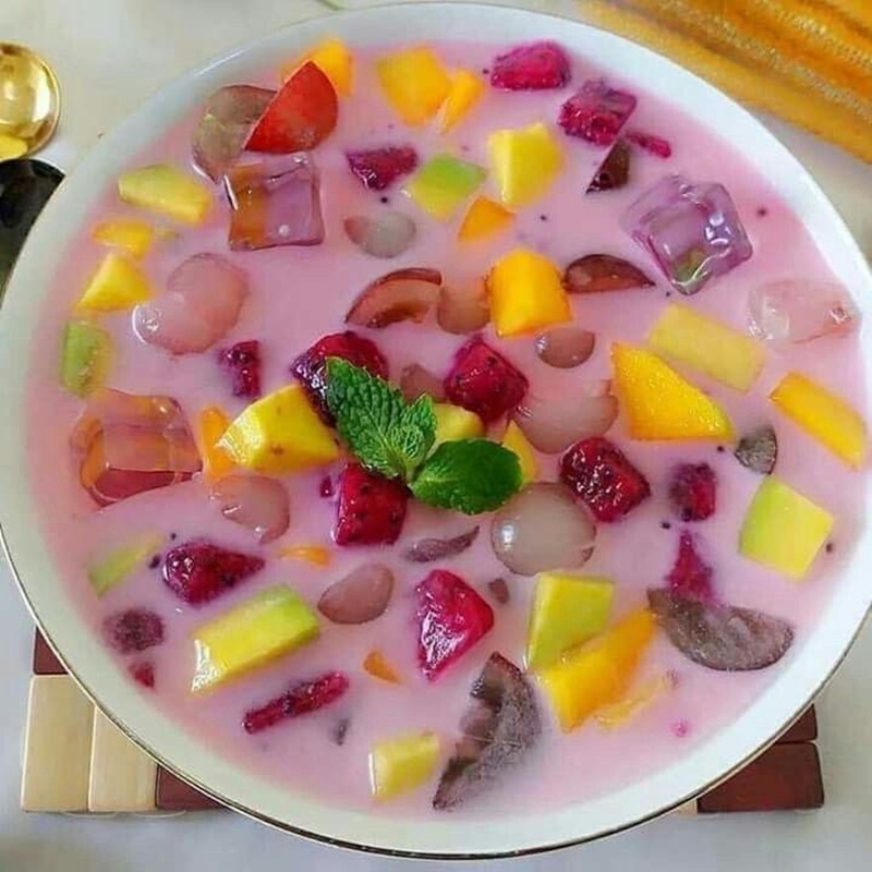SEGAR MELIMPAH: Es campur penuh topping dengan kuah manis susu yang bikin adem seketika.