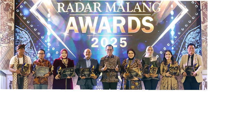 INOVATIF: Wali Kota Batu Nurochman (tengah) foto bersama sejumlah penerima apresiasi dari kategori figures di Hotel Grand Mercure, tadi malam (26/11).