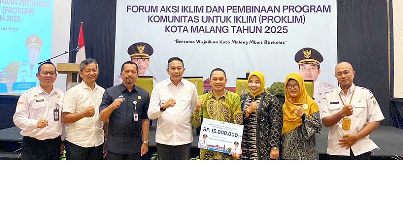 MEMBANGGAKAN: Wali Kota Malang Wahyu Hidayat (empat dari kiri) bersama Plt Kepala DLH Kota Malang Gamaliel Reymond H. M. (tiga dari kiri) foto bersama perwakilan RW 2, Kelurahan Arjosari yang mendapat