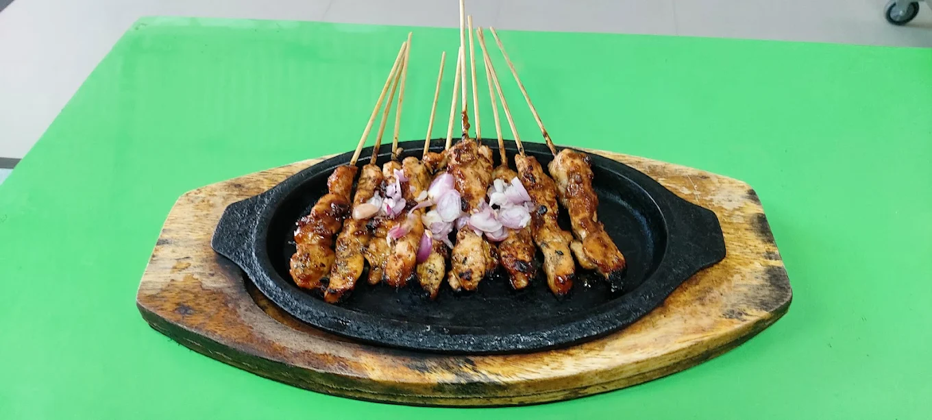EMPUK: ini dia rekomendasi sate kambing yang empuk dan legit bumbunya.