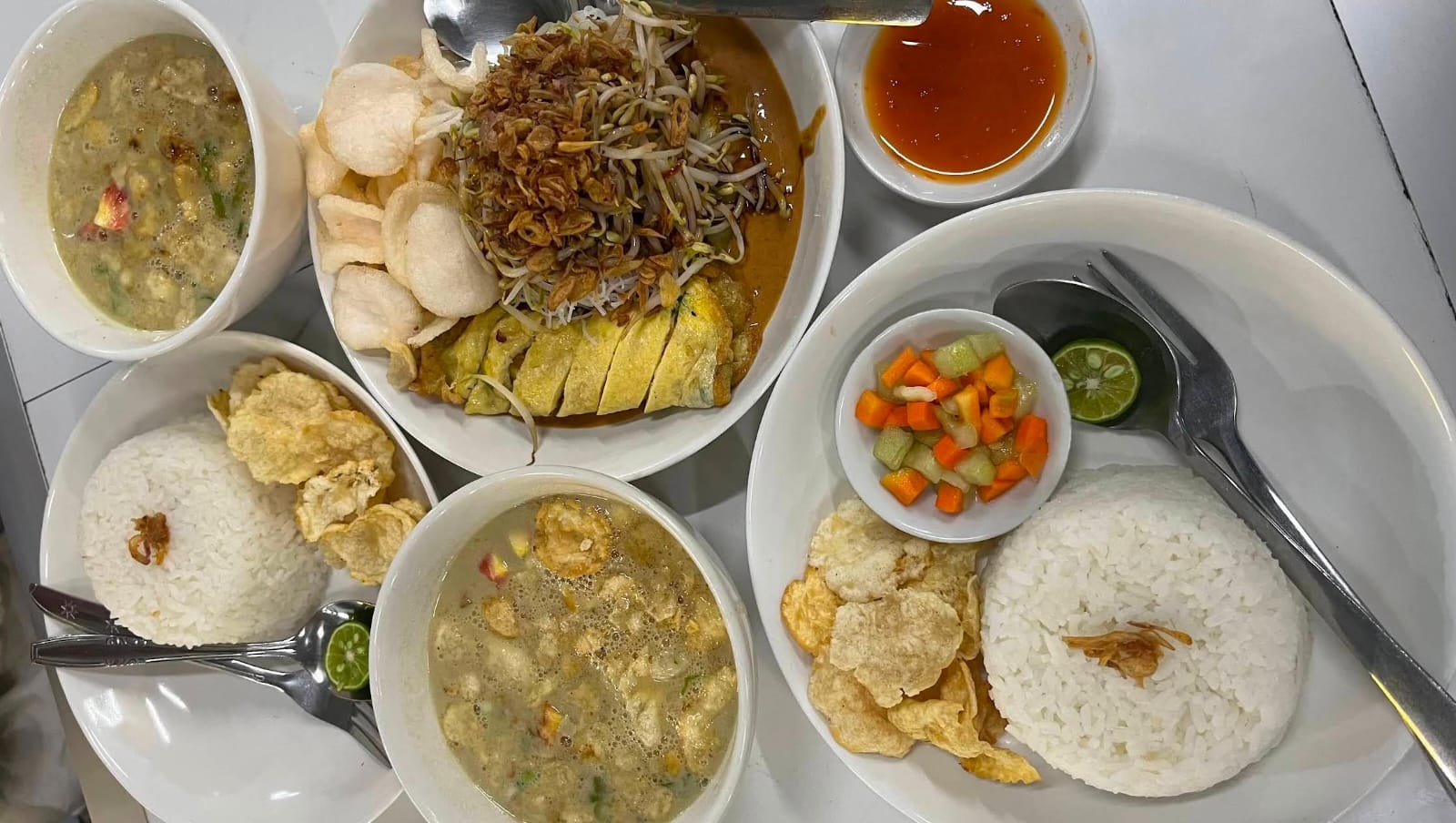 BEREMPAH: Soto betawi terame di Kota Malang.